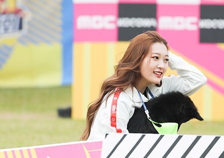 [단독포토] '아멍대' 이달의소녀 최리, 뛰어라 내 다리야~