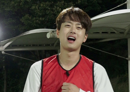 ‘뭉쳐야 찬다’ 이찬원, 거침없는 독설 중계에 선수들 긴장