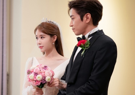 '나를 사랑한 스파이' 유인나, 달라도 너무 다른 두 번의 결혼식 