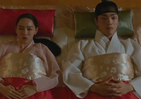 '철인왕후' 신혜선, 잠결에 설인아 이름부른 김정현에 '등짝 스매싱' 