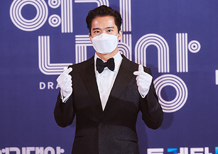 [포토] 하석진, 뇌섹남의 섹시 하트