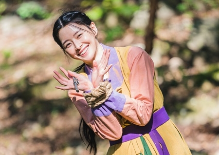 '암행어사' 권나라, 비하인드 컷 공개...'인간 비타민' 인증