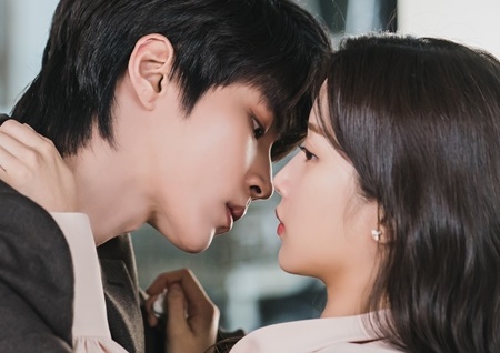 '여신강림' 문가영·황인엽, 입술 닿기 1초 전…아찔 투샷 