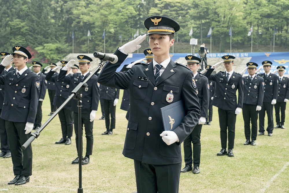 ‘이리와 안아줘’ 장기용, 경찰대 졸업식 1열 포착...훈남 선배에서 진정한 경찰로 '에이스란 이런 것'