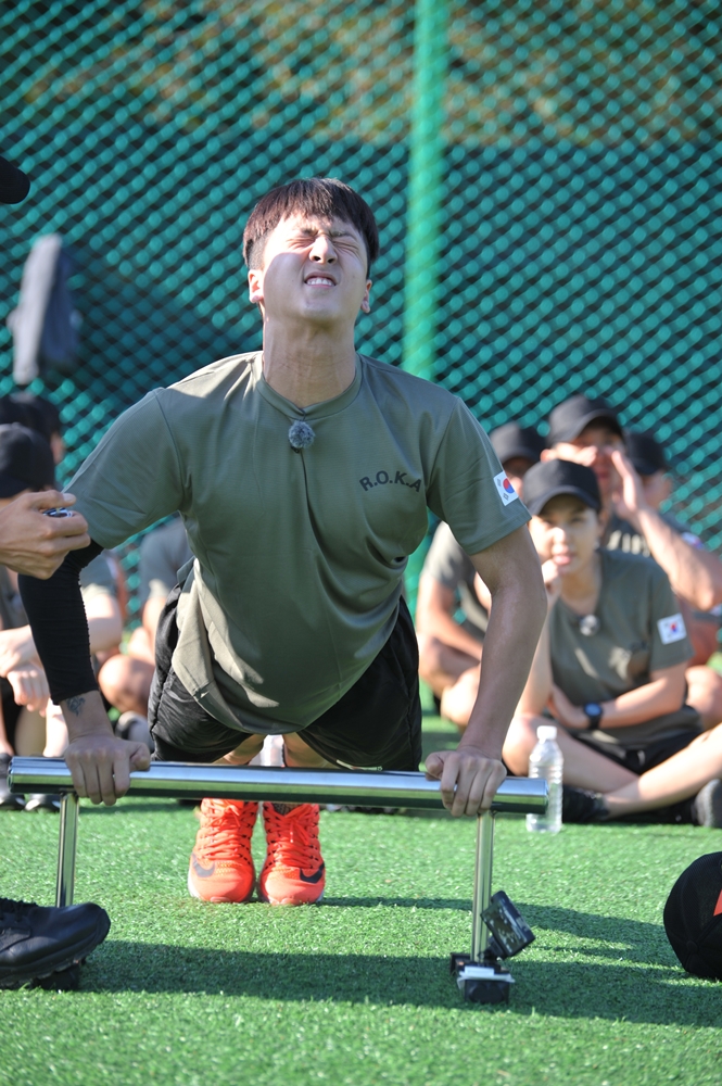 '진짜사나이300' 라비-셔누-루카스, 상남자 아이돌 3인방의 체력 평가 현장 공개