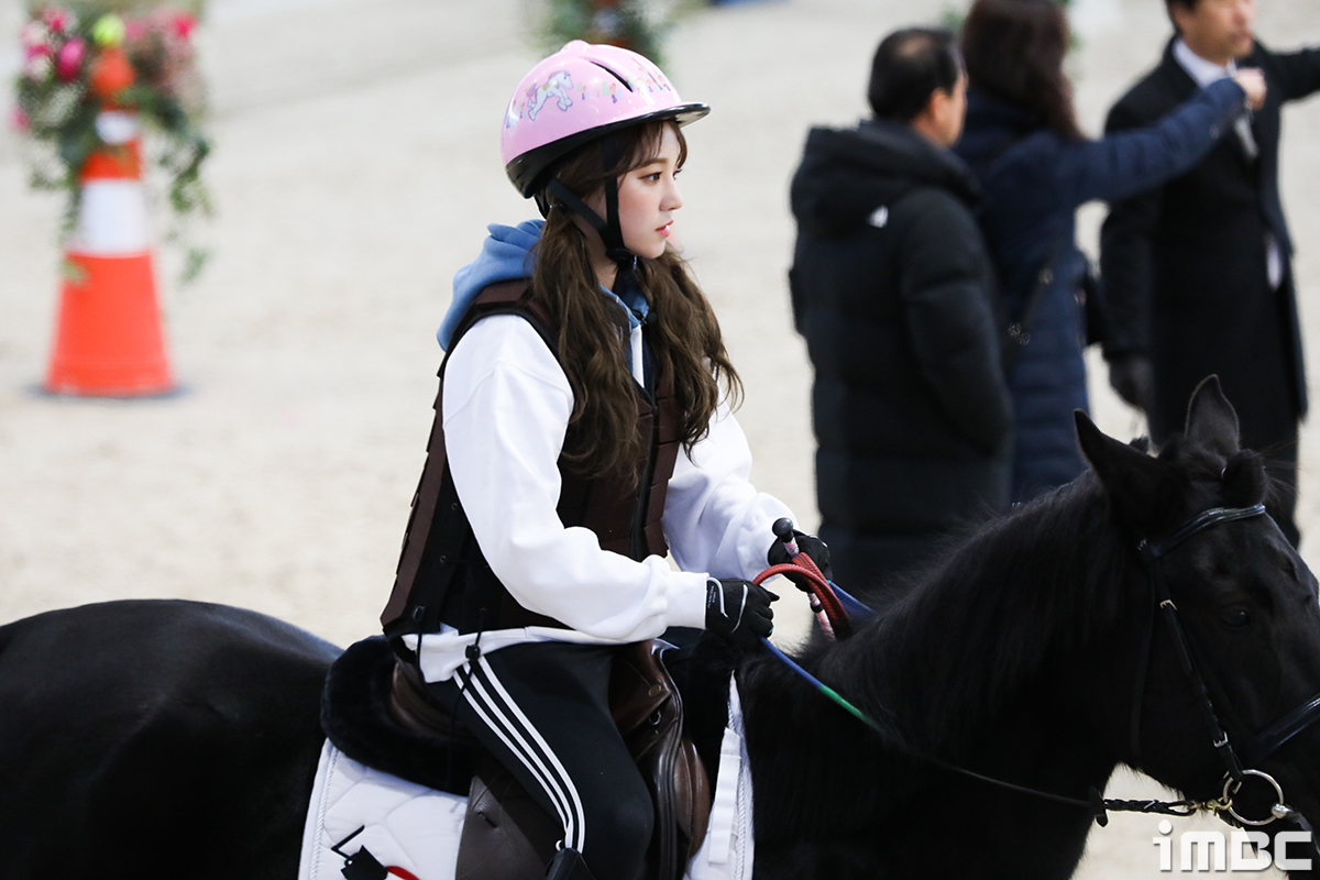 [독점] '2020 설특집 아육대' 말타는 인형, 우기 (승마)
