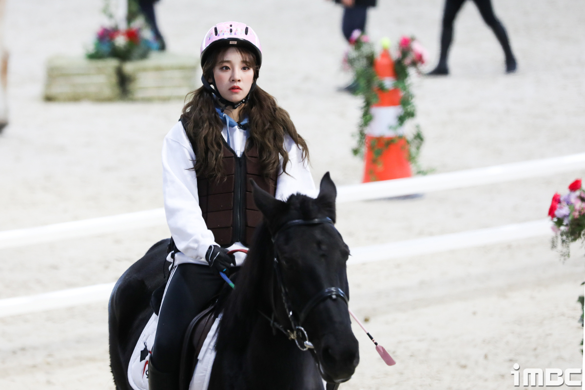 [독점] '2020 설특집 아육대' 말타는 인형, 우기 (승마)