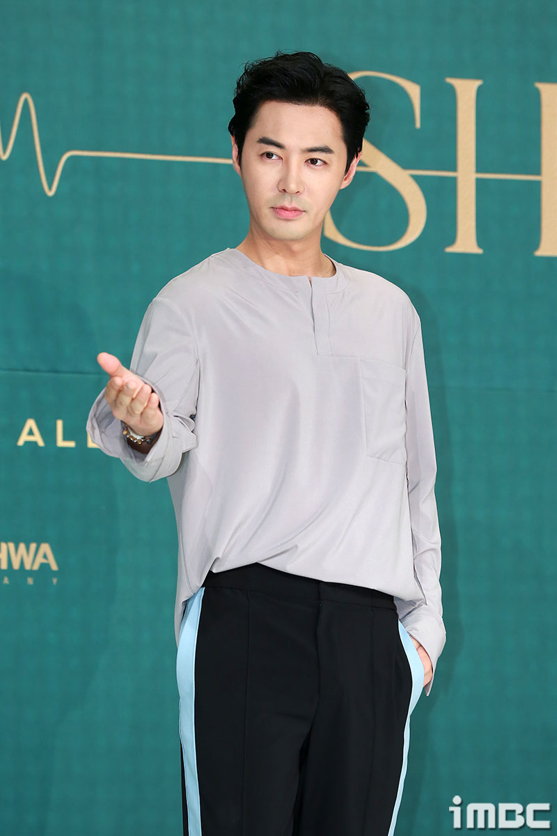 노트북 앞에서 인스타그램을 확인하는 사람의 모습