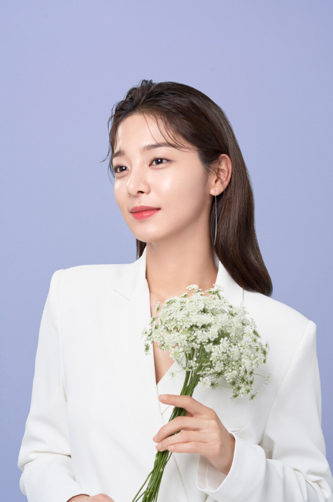 ‘뷰티 여신’ 설인아, 청초한 아우라 발산 [화보]
