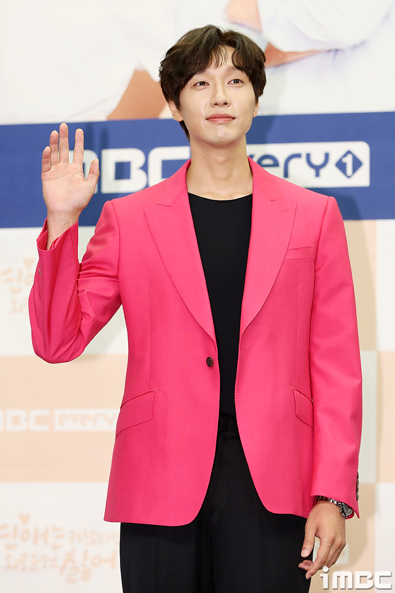 [포토] 지현우, 훈남 배우의 손인사