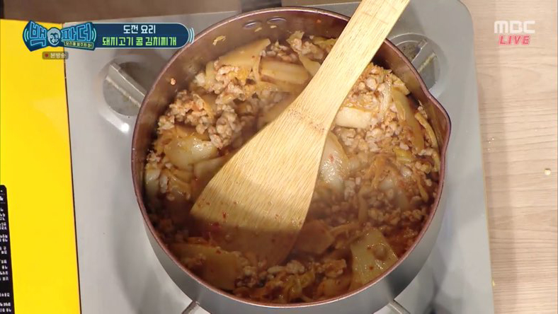 백파더 레시피] 신 김치와 고소한 콩의 환상적인 조합! 돼지고기 콩 김치찌개 만들기