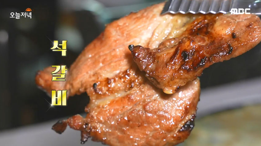 돌판 위에서 지글지글~ 석갈비로 밥 한 공기 뚝딱 가능! | 데이블 뉴스 돌판 위에서 지글지글~ 석갈비로 밥 한 공기 뚝딱 가능! | 데이블 뉴스... 