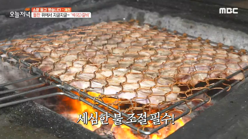 돌판 위에서 지글지글~ 석갈비로 밥 한 공기 뚝딱 가능! | 데이블 뉴스 돌판 위에서 지글지글~ 석갈비로 밥 한 공기 뚝딱 가능! | 데이블 뉴스... 