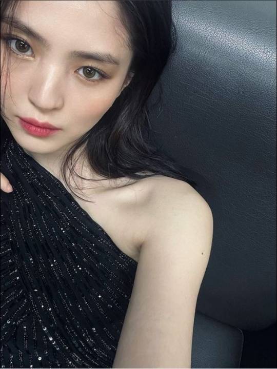한소희, 드레스 입고 뽐낸 매혹적인 눈빛 [인스타]