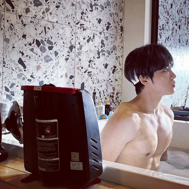 김재중, 착한 얼굴에 그렇지 못한 근육 [인스타]