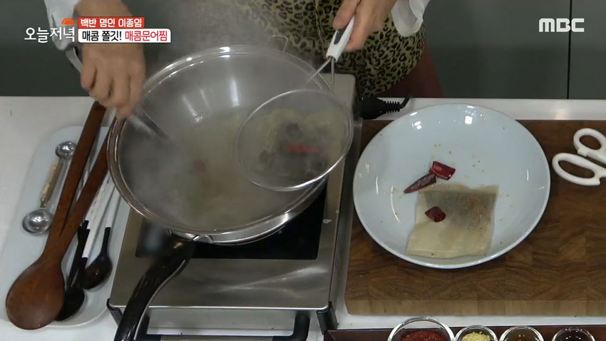 매콤하고 쫄깃한 중독적인 맛! '통문어 찜' 레시피