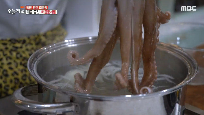 매콤하고 쫄깃한 중독적인 맛! '통문어 찜' 레시피