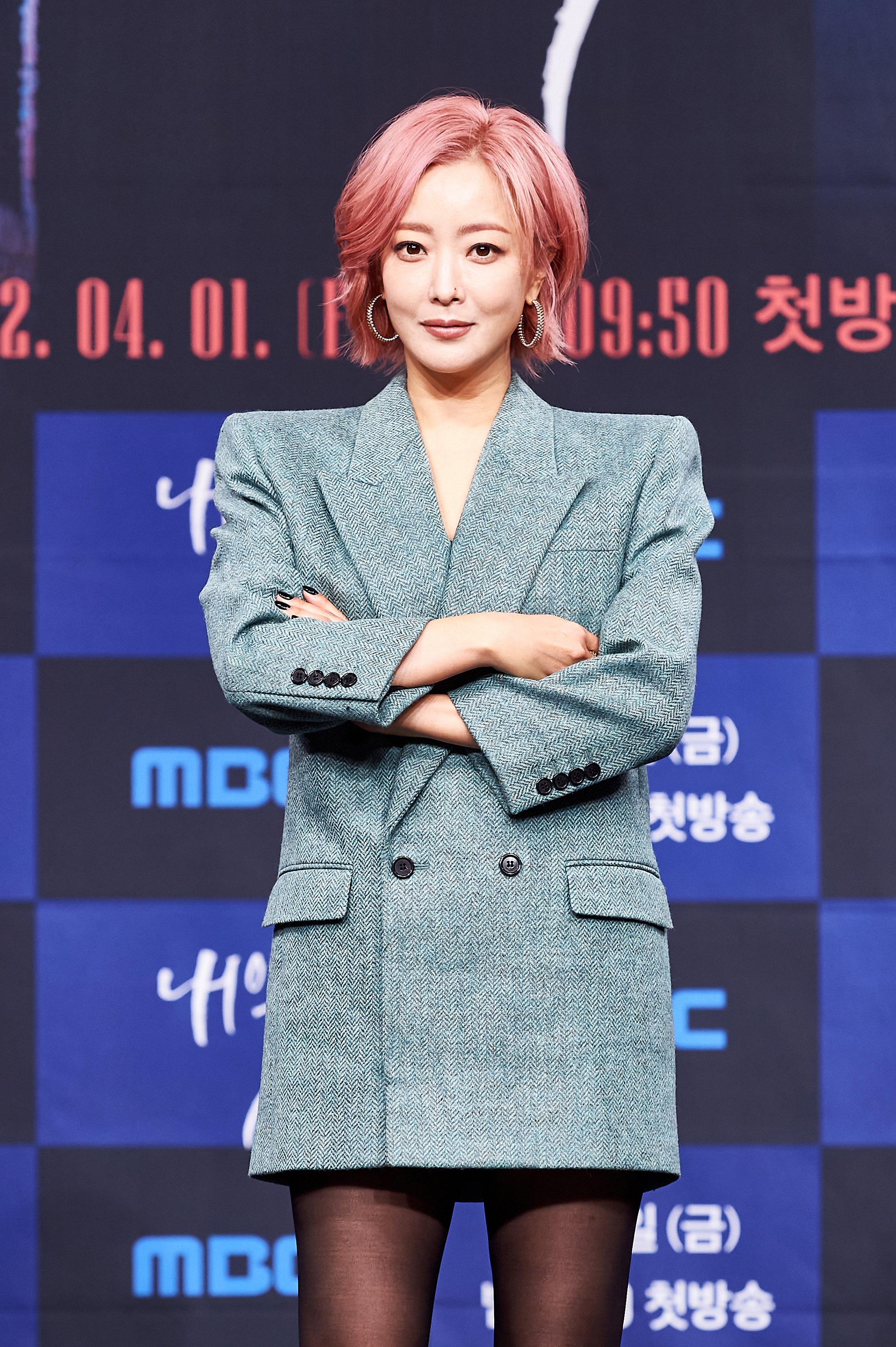 Kim Hee Sun Talks About Dyeing Her Hair Pink and Wearing Leather Pants in Her New Drama        Tomorrow  - 45