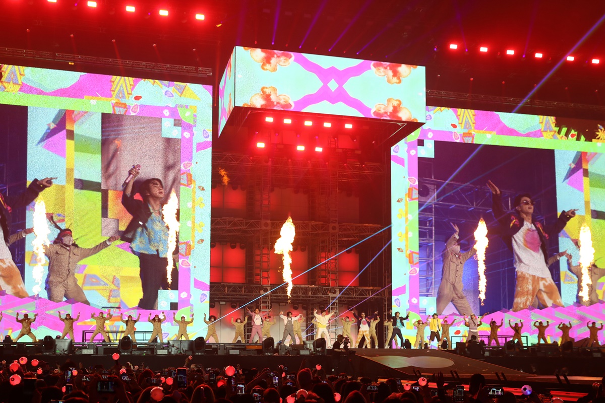 [BTS포커스] 라스베이거스를 닮은 방탄소년단, 사막 열기 더해진 콘서트로 '불야성'