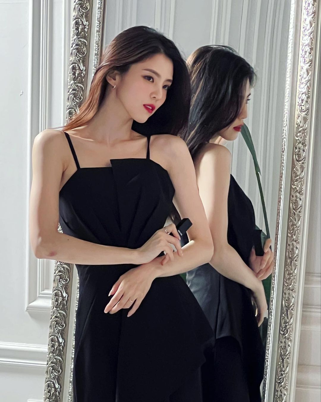 한소희, 블랙 드레스 입고 뽐낸 역대급 비주얼…시크美 뿜뿜 [인스타]