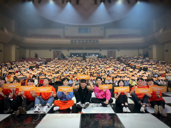 신화 이민우, 3년만 단독 팬미팅 성료…김동완·전진 깜짝 등장