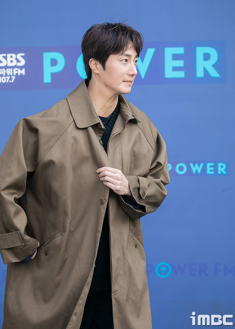 [포토] 정일우, 가을본색 손인사