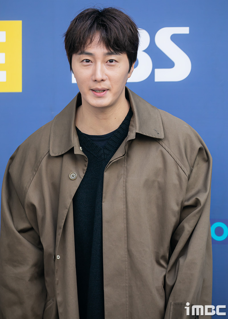 [포토] 정일우, 가을본색 손인사