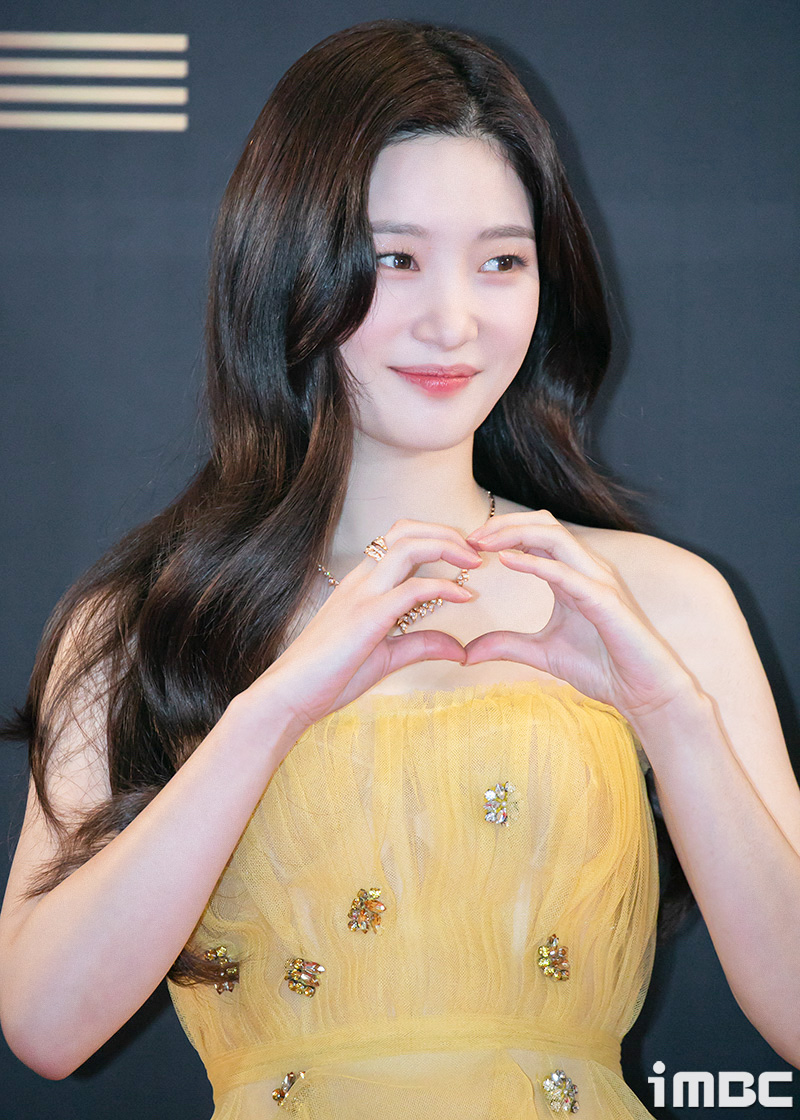 [움짤] 정채연, 미녀와 야수 '벨' 처럼