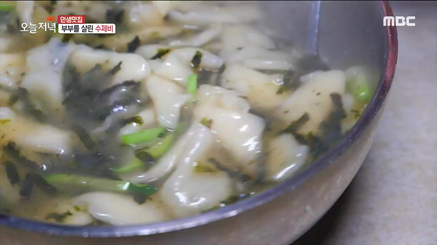 추억 소환하는 뜨끈한 맛~ 직접 뜬 정성 가득 수제비 | MBC연예 | 만나면 좋은 친구 MBC 추억 소환하는 뜨끈한 맛~ 직접 뜬 정성 가득 수제비 
