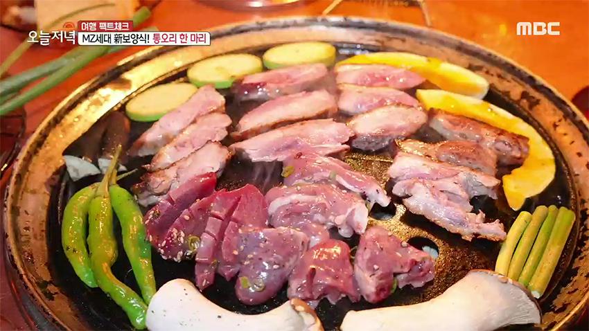 MZ 취향 제대로 저격! 新 보양식 통오리 한 마리 | MBC연예 | 만나면 좋은 친구 MBC MZ 취향 제대로 저격! 新 보양식 통오리 한 마리 