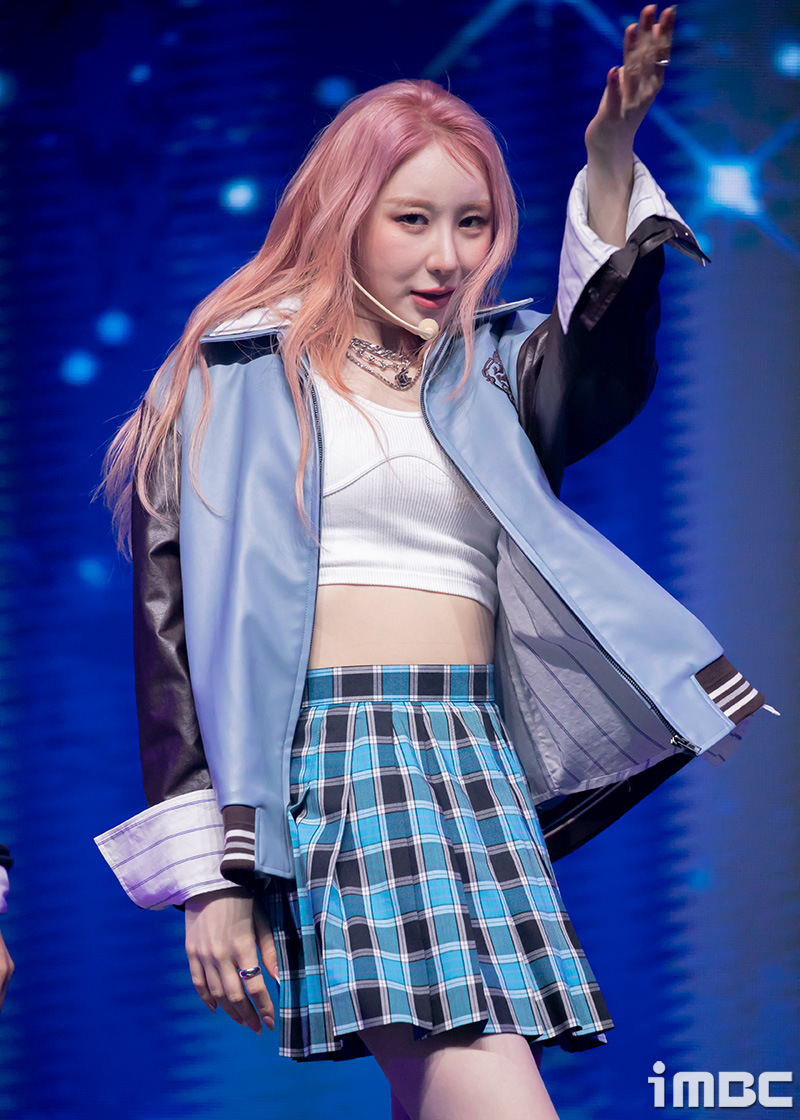 [포토] 이채연, 눈빛은 거들뿐
