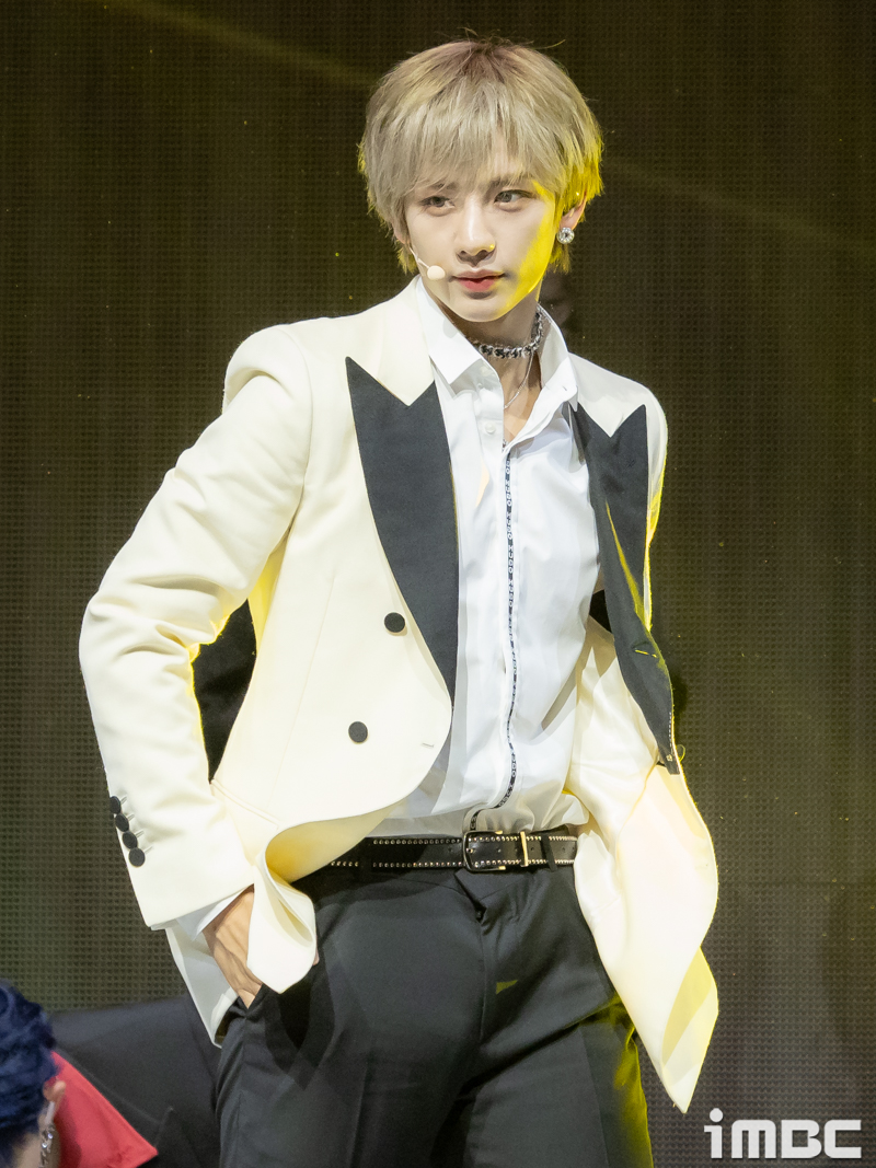 [포토] 타이틀곡 'THROW A DICE' 무대 선보이는 소디엑