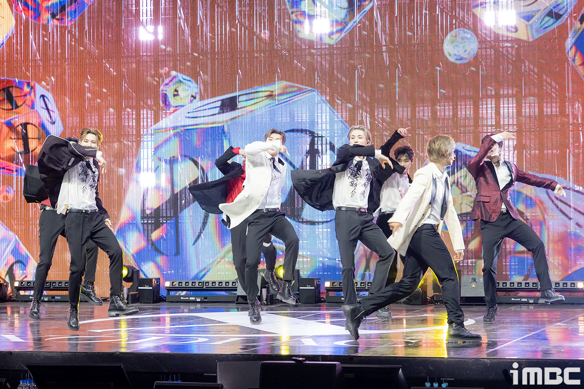 [포토] 타이틀곡 'THROW A DICE' 무대 선보이는 소디엑