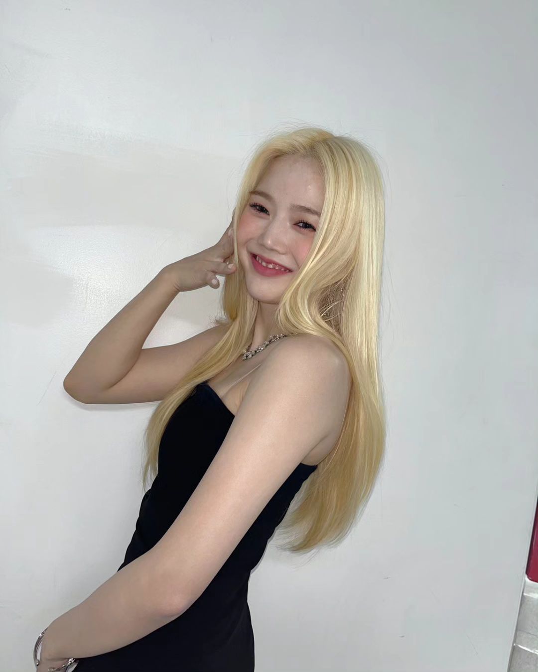 오마이걸 효정, 컴백 초읽기? 금발로 변신한 상큼 요정