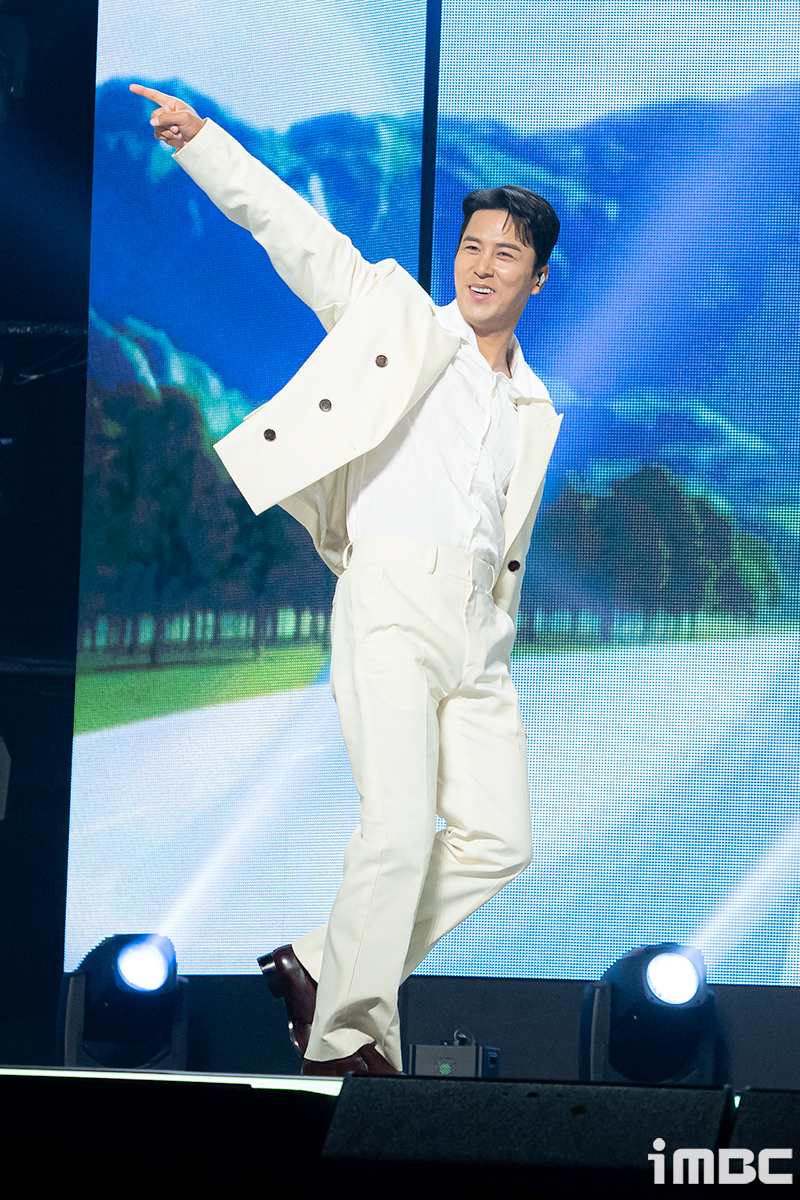 [포토] 장민호, '레트로한 댄스곡'