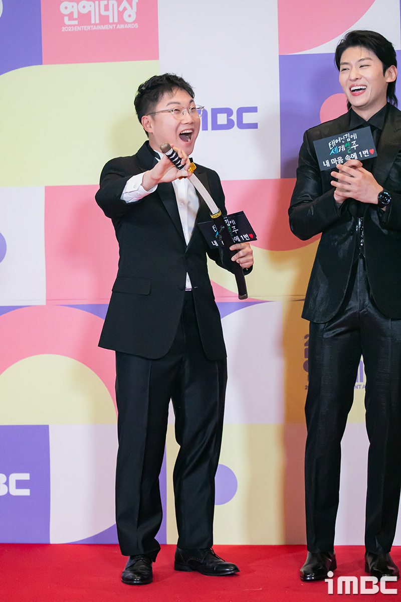[움짤] 덱스, '젠틀매너' 빛난 김진영