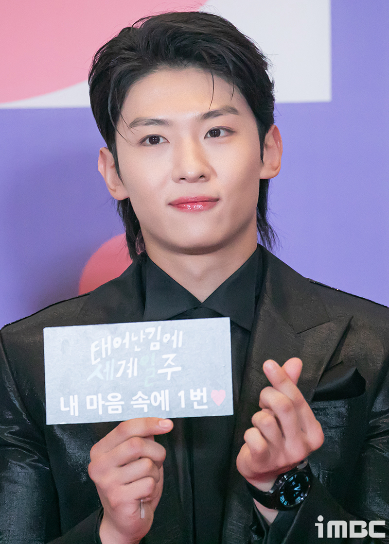 [움짤] 덱스, '젠틀매너' 빛난 김진영