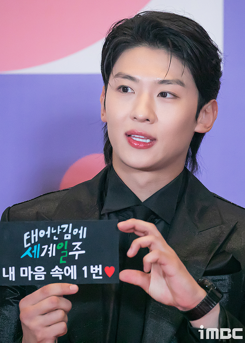 [움짤] 덱스, '젠틀매너' 빛난 김진영
