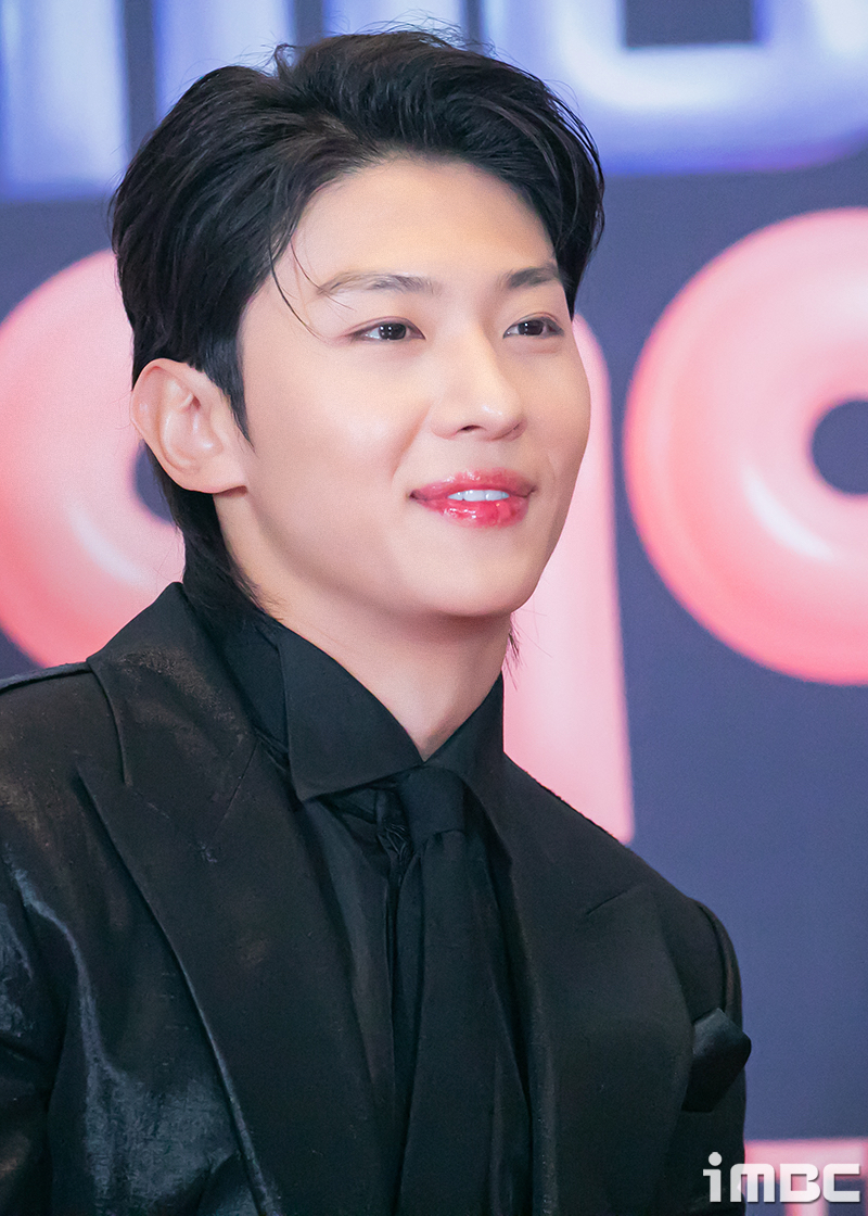 [움짤] 덱스, '젠틀매너' 빛난 김진영