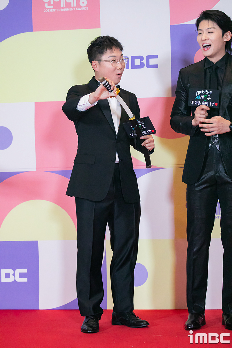 [움짤] 덱스, '젠틀매너' 빛난 김진영