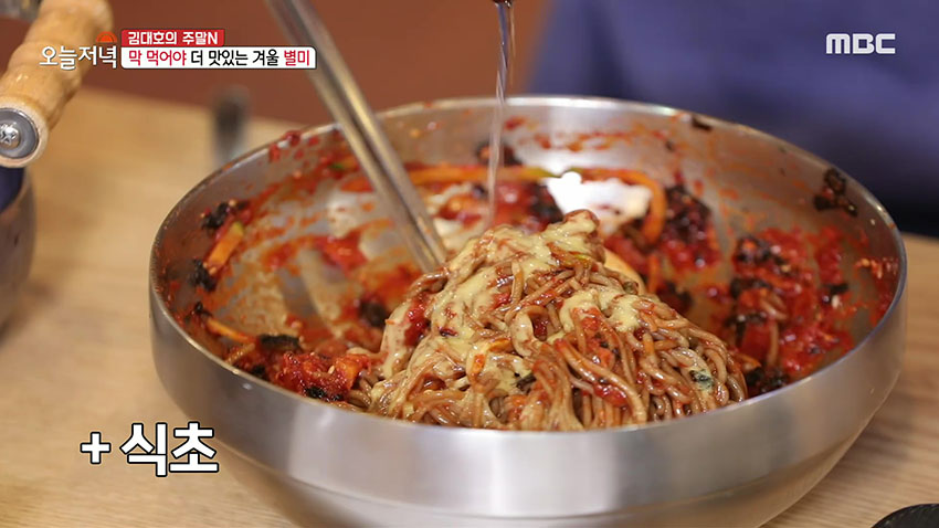 겨울별미 회 비빔 막국수 | MBC연예 | 만나면 좋은 친구 MBC 쫀득한 명태회와 새콤달콤한 막국수의 만남! 겨울별미 회 비빔 막국수