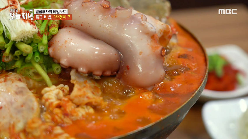 신선한 생물 아귀의 맛! 얼큰한 국물로 속 시원하게 풀어주는 '아귀 해물탕'