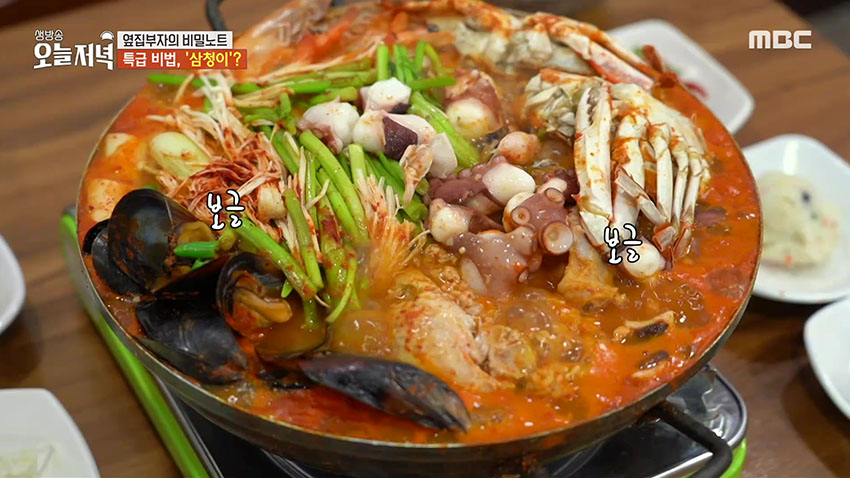 신선한 생물 아귀의 맛! 얼큰한 국물로 속 시원하게 풀어주는 '아귀 해물탕'