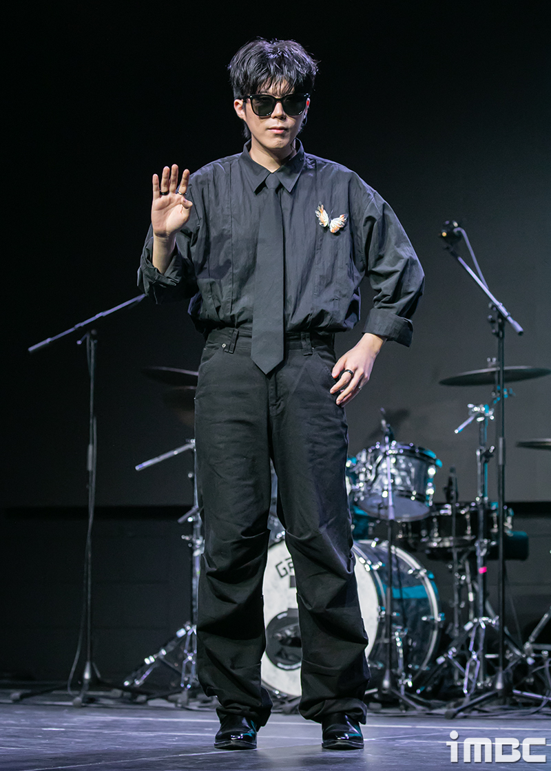 [포토] 케이브 현, 기타 칩니다~