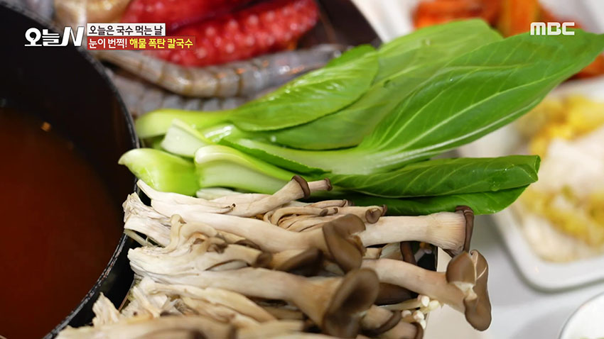 해물과 장칼국수가 만났다! 해물 폭탄 장칼국수 | MBC연예 | 만나면 좋은 친구 MBC 해물과 장칼국수가 만났다! 해물 폭탄 장칼국수