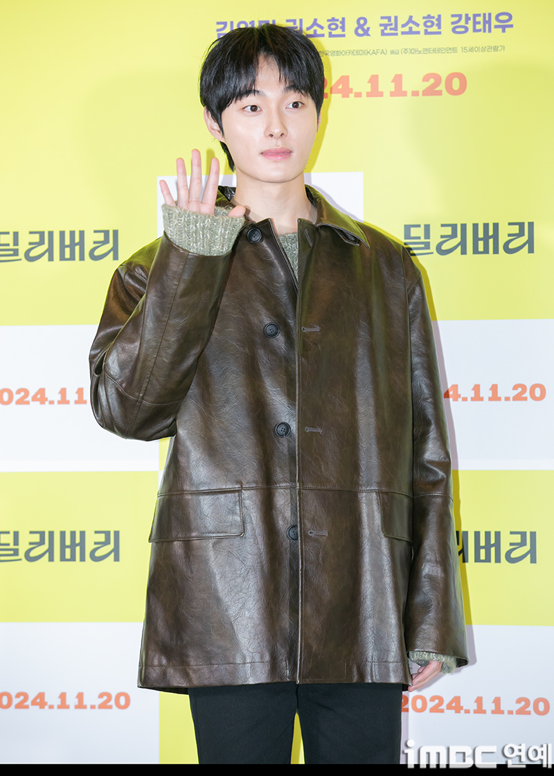 [포토] 윤찬영, 훈훈한 손인사