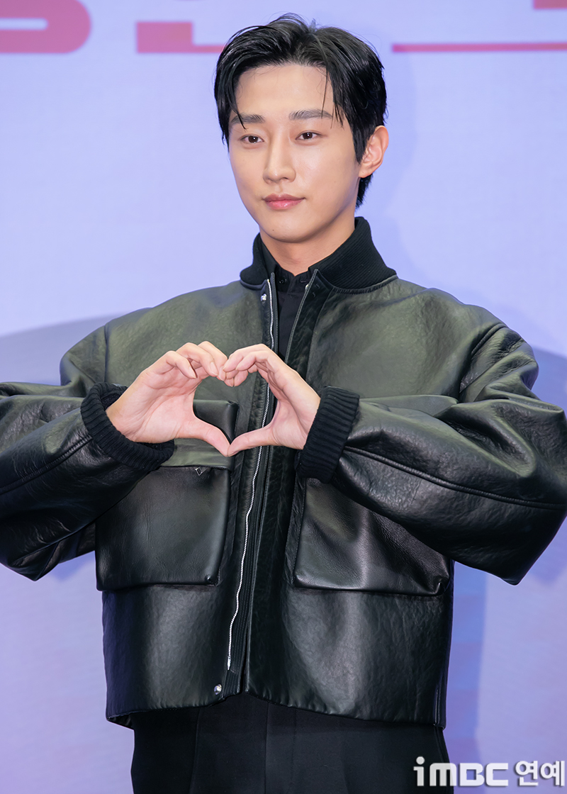 [포토] 진영, 늠름한 하트