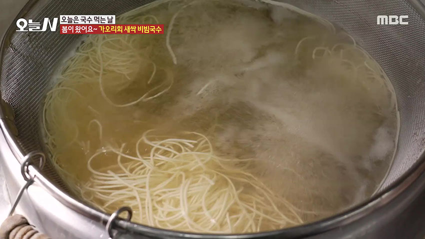 봄 향 가득! '가오리회 새싹 비빔국수'