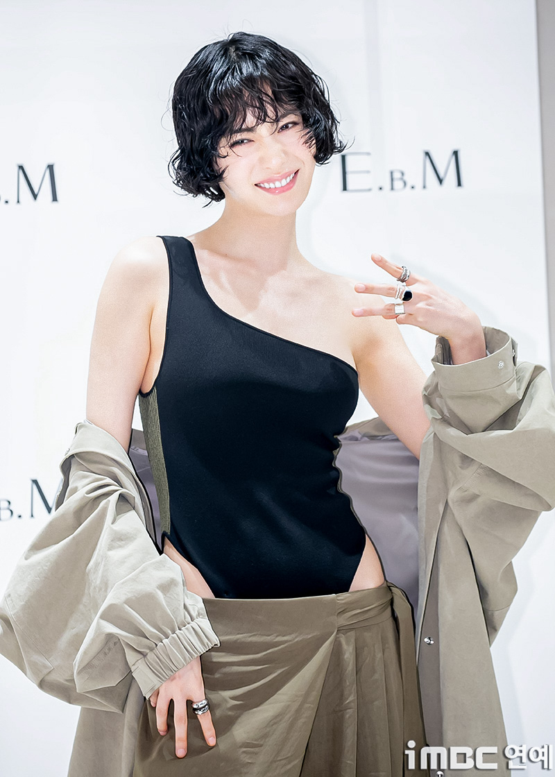 [움짤] 나나, 좌중압도 글로벌 자신감