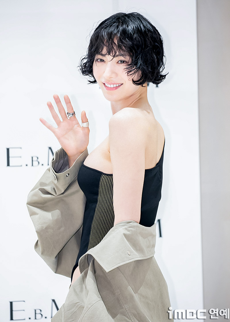 [움짤] 나나, 좌중압도 글로벌 자신감